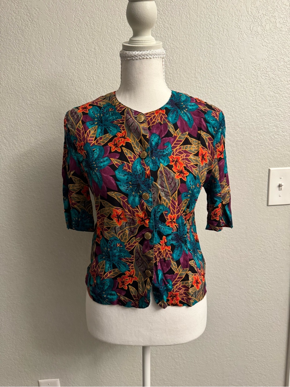 VTG Norton McNaughton Tropical Hibiscus Floral Shirt Gold Crest Button Sz 8